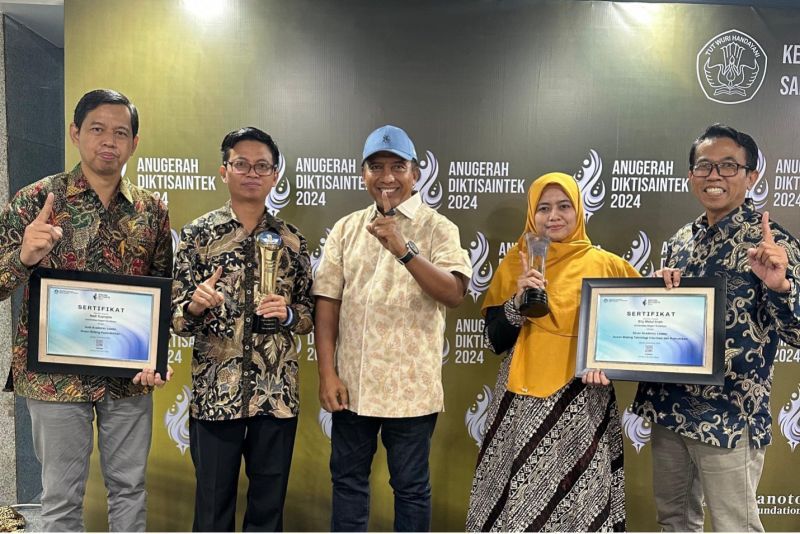 Guru besar UNESA, Nadi Suprapto (dua dari kiri) bersama Rektor Cak Hasan, direktur SDM, dan dosen UNESA dalam awarding Anugerah Diktisaintek 2024.