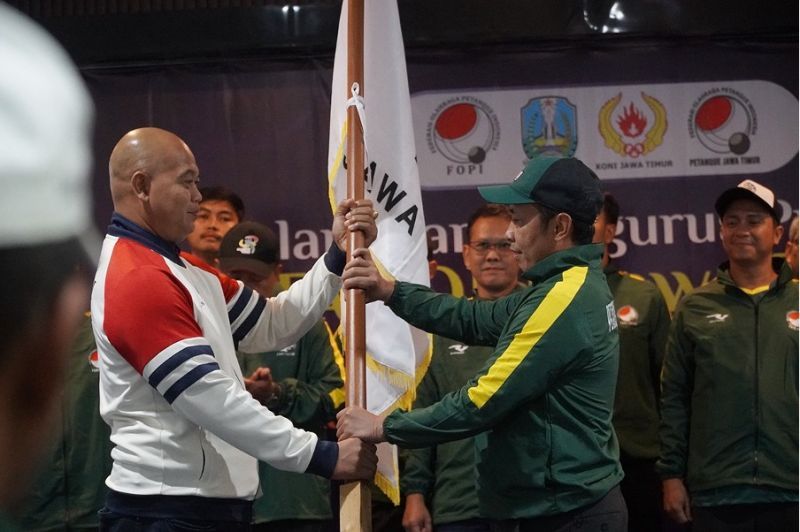 SAH: Wakil Rektor IV Unesa, Dwi Cahyo Kartiko menerima bendera kepemimpinan FOPI Jatim dalam prosesi pelantikan di Auditorium FIKK Unesa.