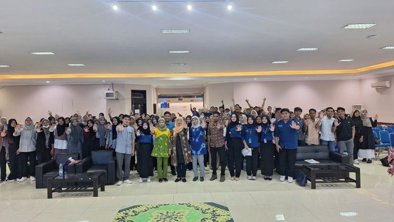 Komisioner Komnas Perempuan bersama jajaran prodi S-1 PPKn dan Himpunan Mahasiswa Prodi PPKn bersama mahasiswa selingkung PPKn.