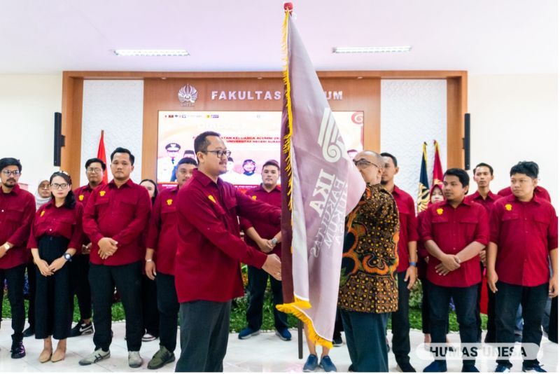 Prosesi pelantikan dan pengukuhan pengurus IKA FH UNESA yang disaksikan sejumlah pejabat daerah, pimpinan, mahasiswa, dan civitas UNESA.