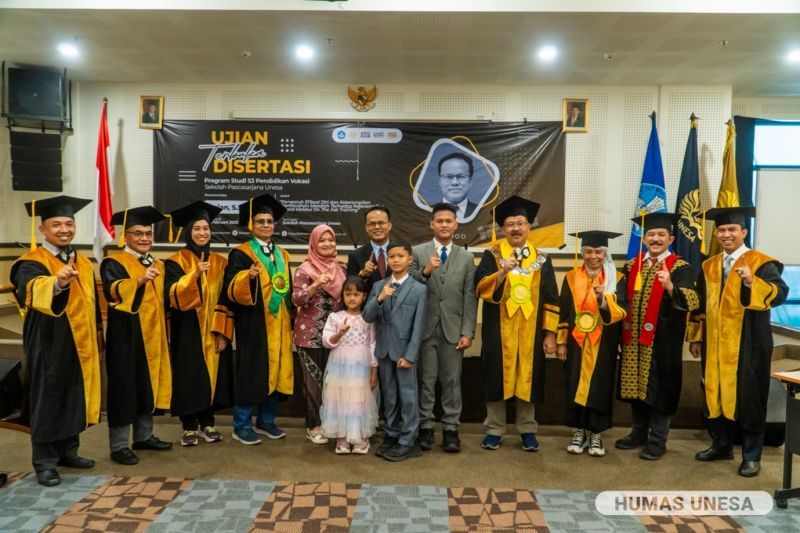 Tim dewan penguji dan promovendus beserta keluarga besar.