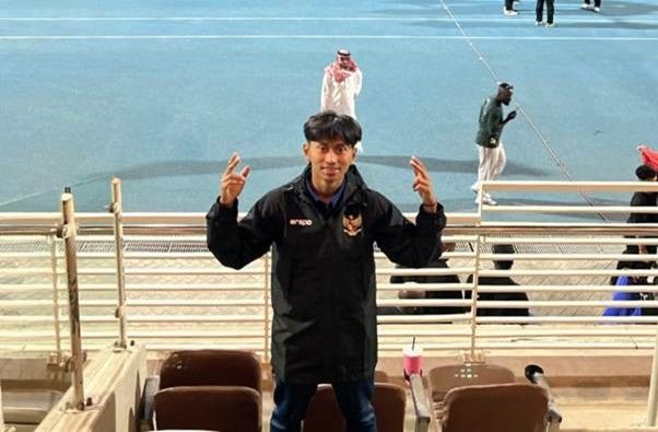 Mohammad Teuku Raya Adriano, mahasiswa D-4 Kepelatihan Olahraga, Fakultas Vokasi (FV) ketika menjadi analis pertandingan Timnas Indonesia vs Arab Saudi pada FIFA Women\'s Matchday di Stadion King Abdullah Sports City, Jeddah, Kamis (20/1) malam waktu setempat.