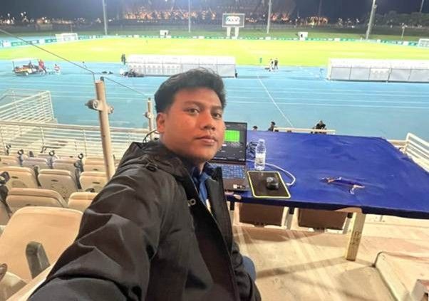 Ayub Baharuddin mahasiswa S-2 Ilmu Keolahragaan, FIKK saat menganalisis pertandingan Timnas Indonesia vs Arab Saudi pada FIFA Women\'s Matchday di Stadion King Abdullah Sports City, Jeddah.