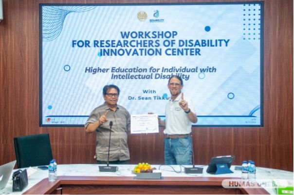 Guru besar disabilitas sekaligus Ketua DIC UNESA, Budiyanto (kiri) menyerahkan piagam penghargaan sebagai pembicara kepada Sean Tikkun (kanan).