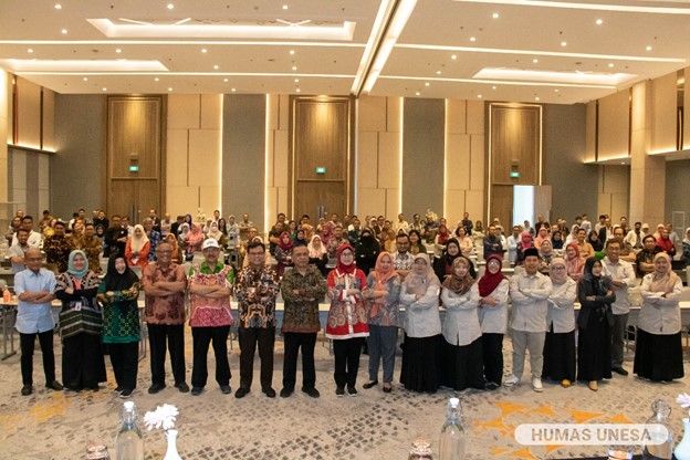 Pimpinan dan dosen UNESA usai coaching clinic bersama sejumlah pakar.