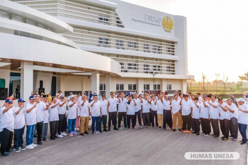 Pimpinan UNESA, Pemkab Magetan dan Forkopimda Magetan dalam gerakan penanaman pohon di kampus UNESA 5 Magetan