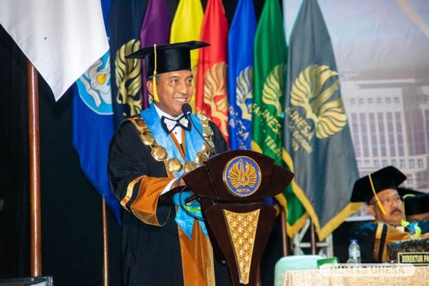 Rektor UNESA, Nurhasan menyampaikan bahwa guru besar menjadi jangkar riset, publikasi, dan inovasi perguruan tinggi sebagai penguatan menyiapkan SDM menuju Indonesia Emas 2045.