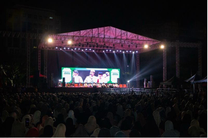 Ribuan civitas termasuk mahasiswa baru hadiri agenda UNESA Berselawat di halaman rektorat, Kampus 2 Lidah Wetan, Surabaya.